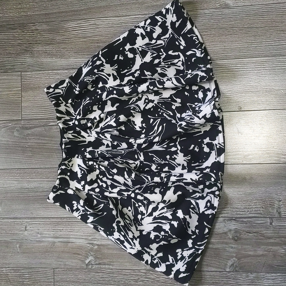 Hollister Black and White Floral Circle Skirt Small
